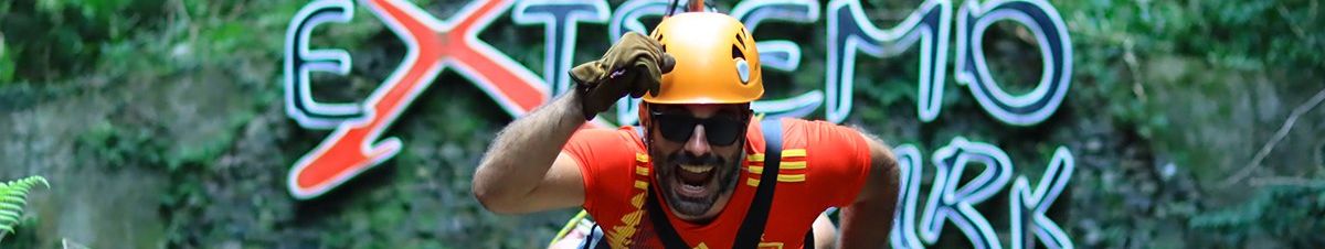 Persona deslizándose en un zipline durante un tour de canopy en Monteverde Extremo Park, Costa Rica.